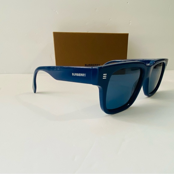 New BURBERRY
Dark Blue Square Men's Sunglasses - Picture 9 of 13
